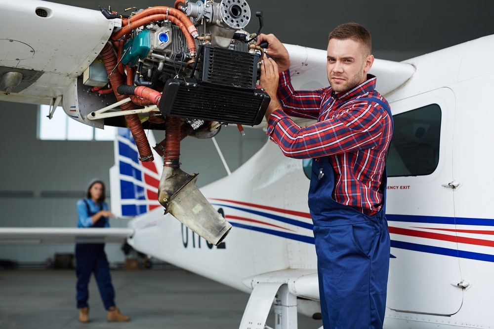 Aircraft Mechanic Salary How To Become Job Description Best Schools