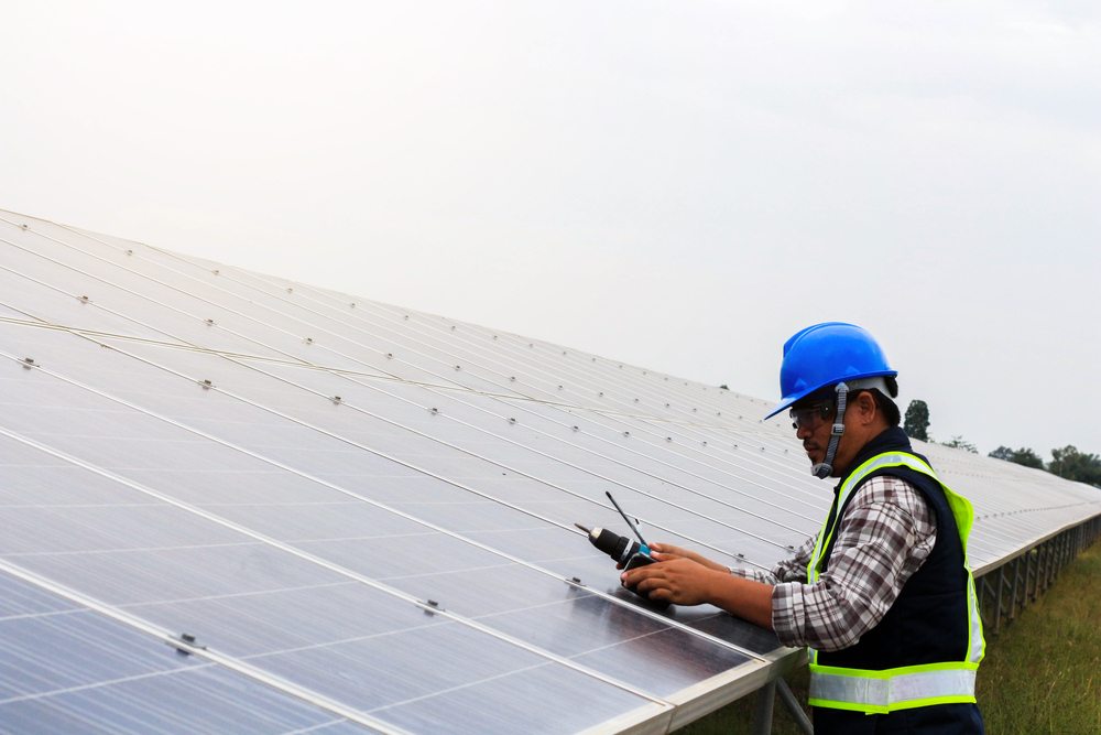 https://www.onlinedegree.com/wp-content/uploads/2016/11/solar-panel-technician.jpg