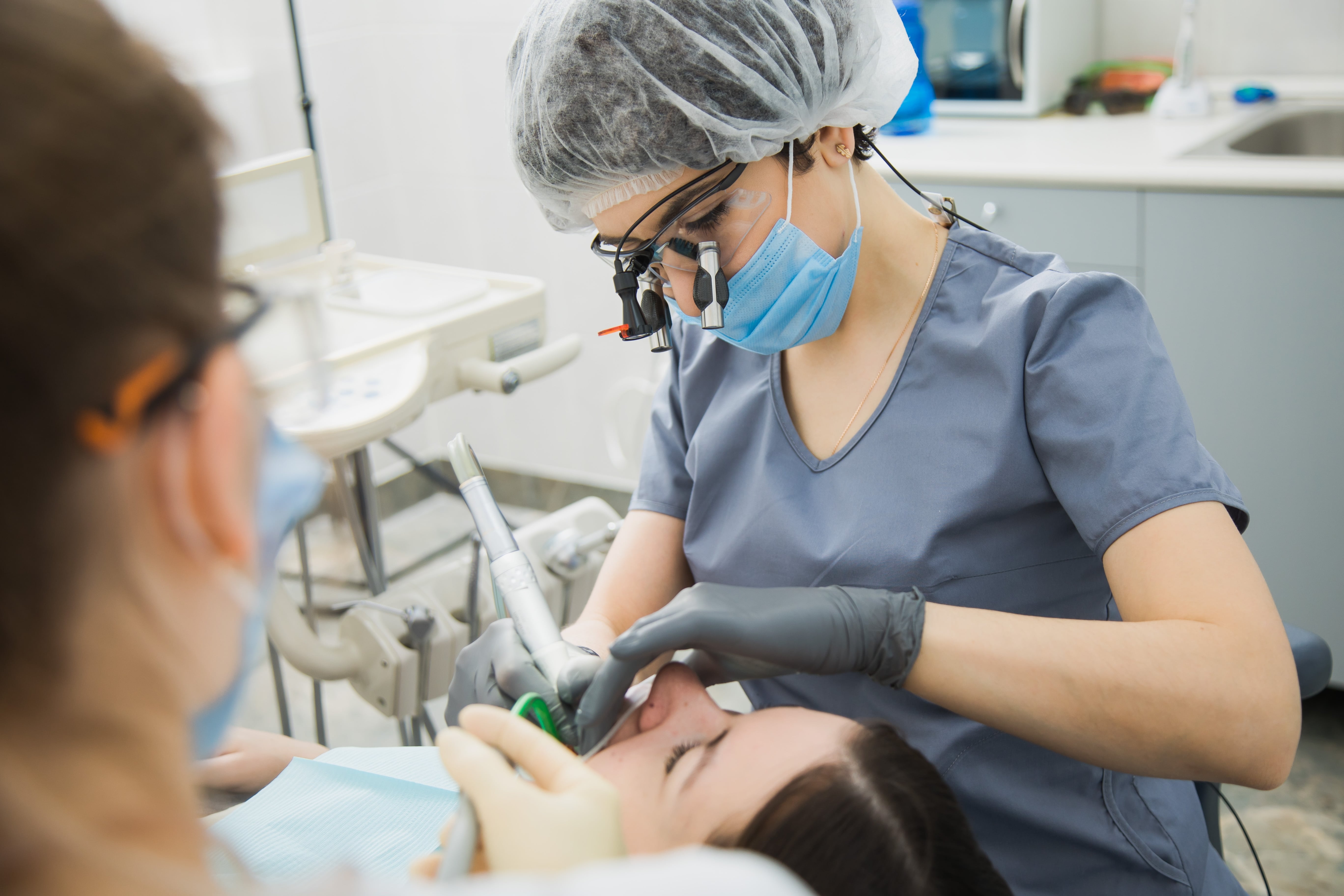 What Are The Qualifications Of An Entry Level Dental Assistant